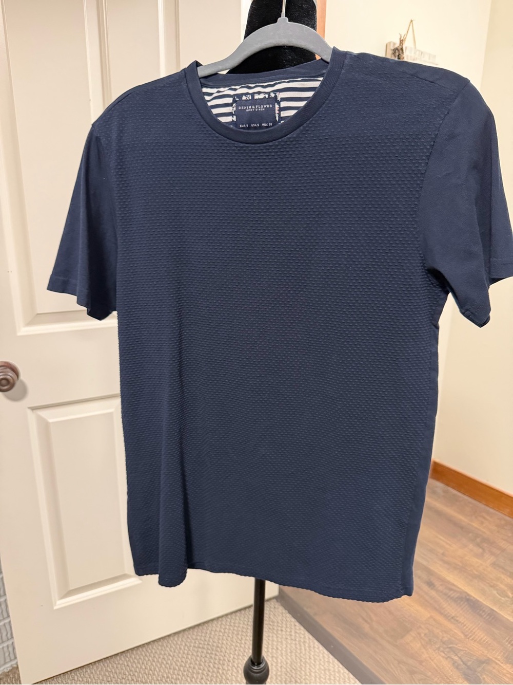 Denim & Flower Ricky Singh Navy Textured Tee Shirt Men’s Small NWOT Modern